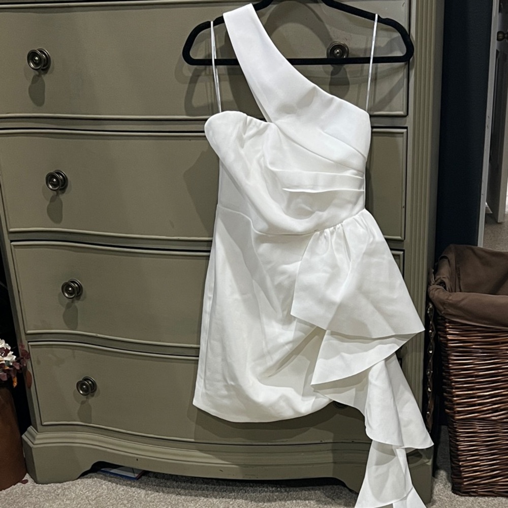 Elliatt White One-Shoulder Dress